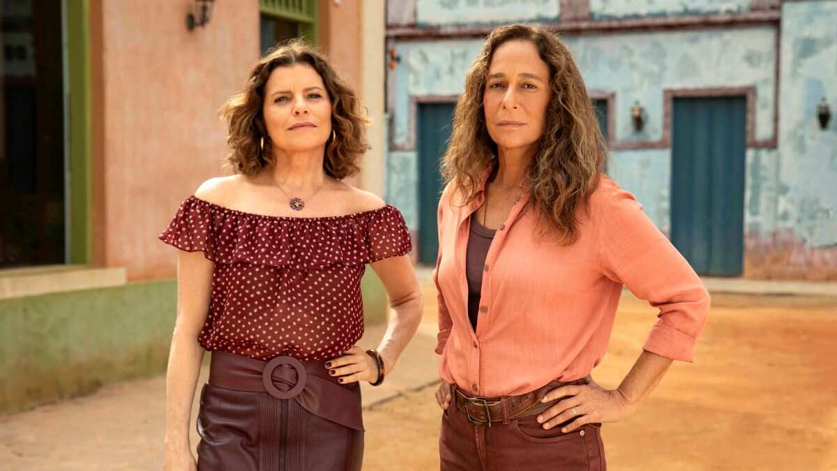 Deodora (Debora Bloch) e Zefa Leonel (Andrea Beltrão) se enfrentam até o último capítulo da novela 'No Rancho Fundo', da TV Globo