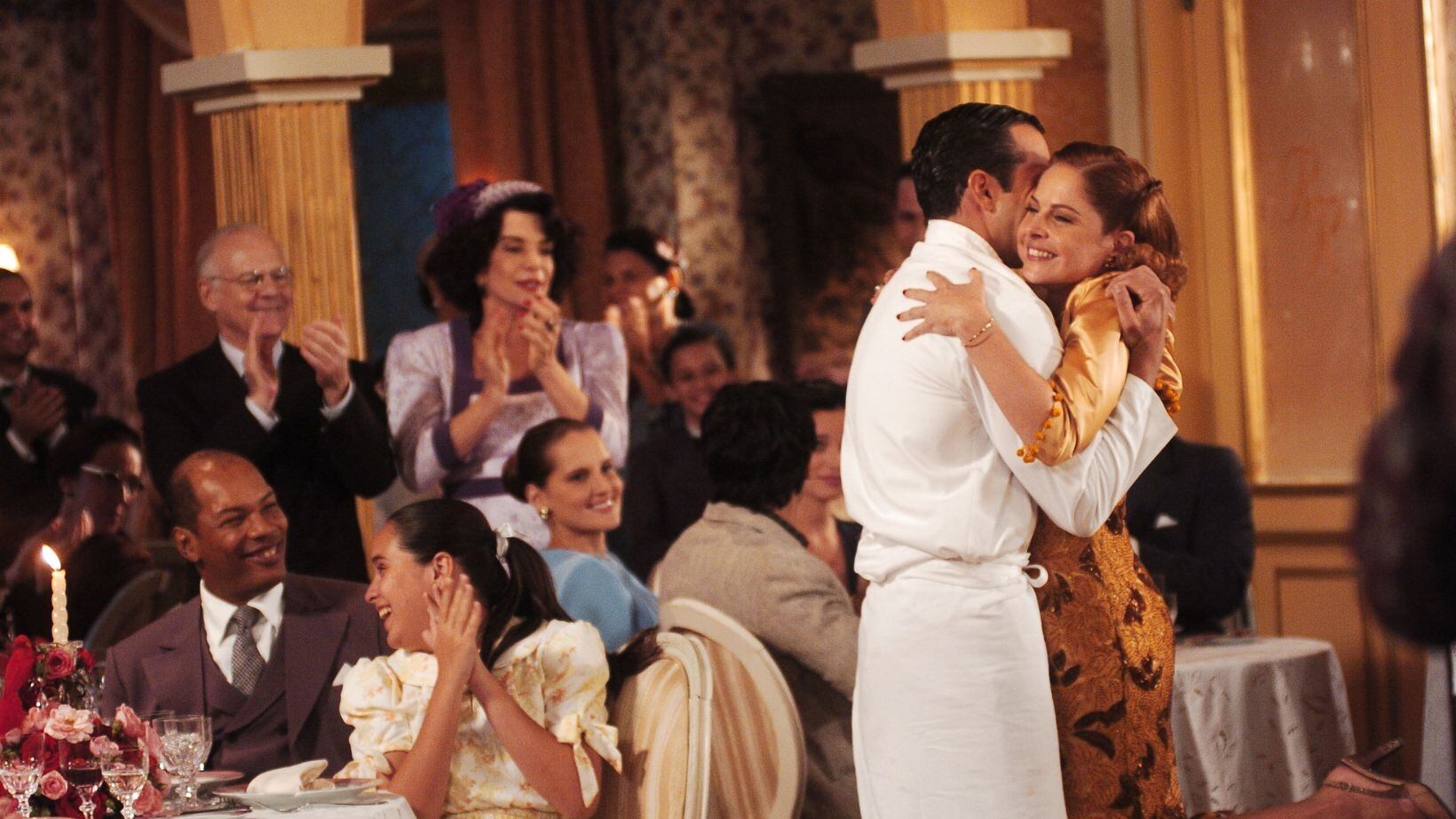 Na novela Alma Gêmea, Olívia (Drica Moraes) pede Vitório (Malvino Salvador) em casamento