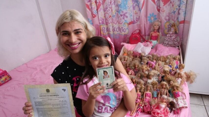 Filha é registrada como Barbie e irmão quase vira Ken