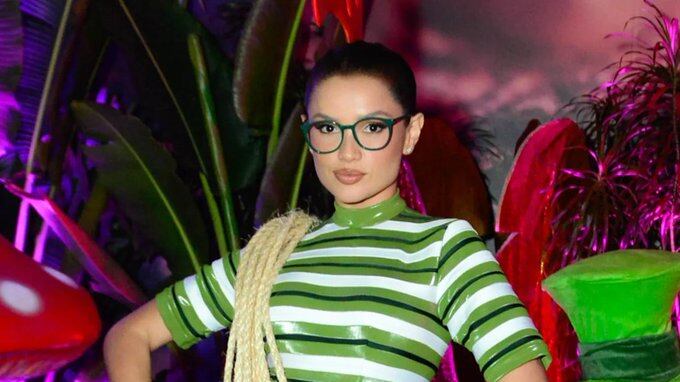 Juliette Freire aparece vestida de galinho Chicken Little na festa de aniversário da atriz Giovanna Lancellotti