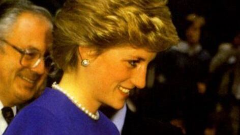 O ato de Diana em apertar a mão de pessoas com o vírus da AIDS contribuiu para derrubar um mito relacionado à doença na época.