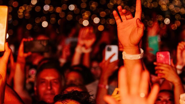 Fã ergue a pulseira em show de Coldplay