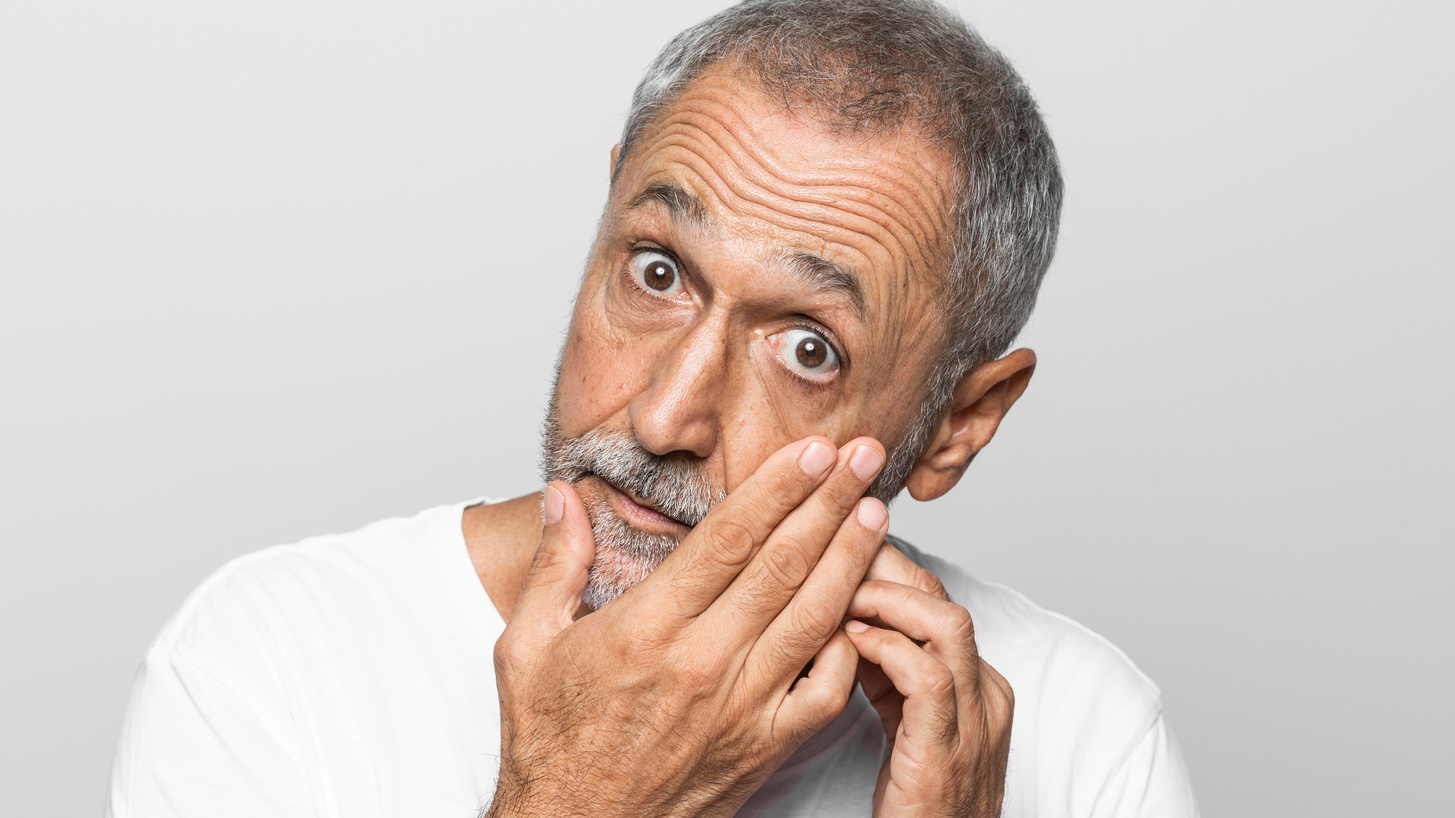 Homem mais velho mostrando olho