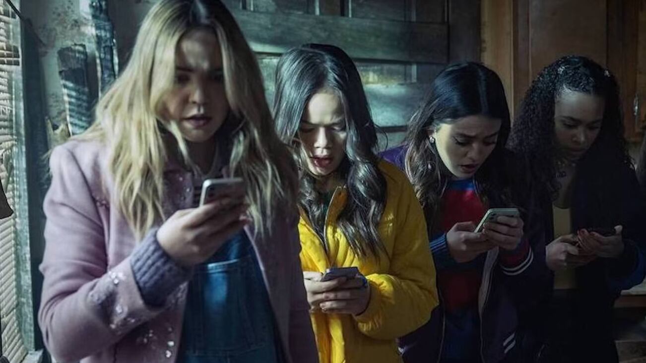 A primeira temporada terminou com as meninas tendo descobertas improváveis sobre “A”.