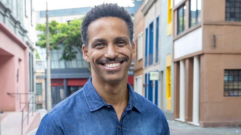 Remake de Elas por Elas: Rico (Pedro Caetano) trabalha como delegado na adaptação da novela