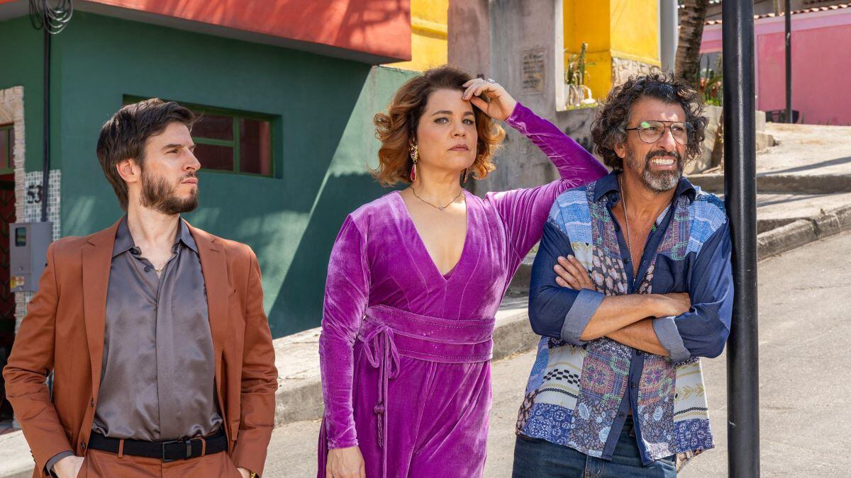 Mãe de Renato Baixinho (Rodrigo G) , Violeta (Isabel Teixeira), ameaça Osmar (Milhem Cortaz) na novela das sete, Volta por Cima, da TV Globo