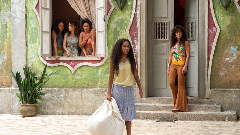 Remake de Renascer: Venâncio larga Maria Santa na frente da casa de Jacutinga e vai embora com Quitéria