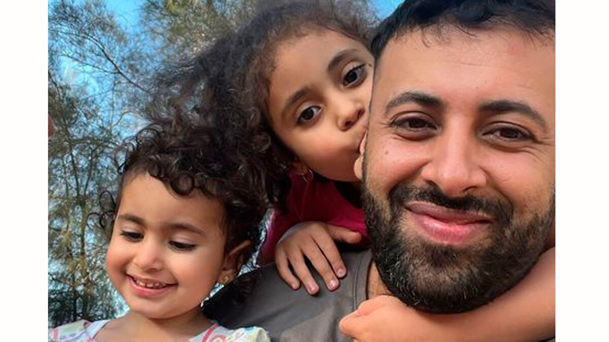 Hasan Rabee, de 30 anos, com sua família