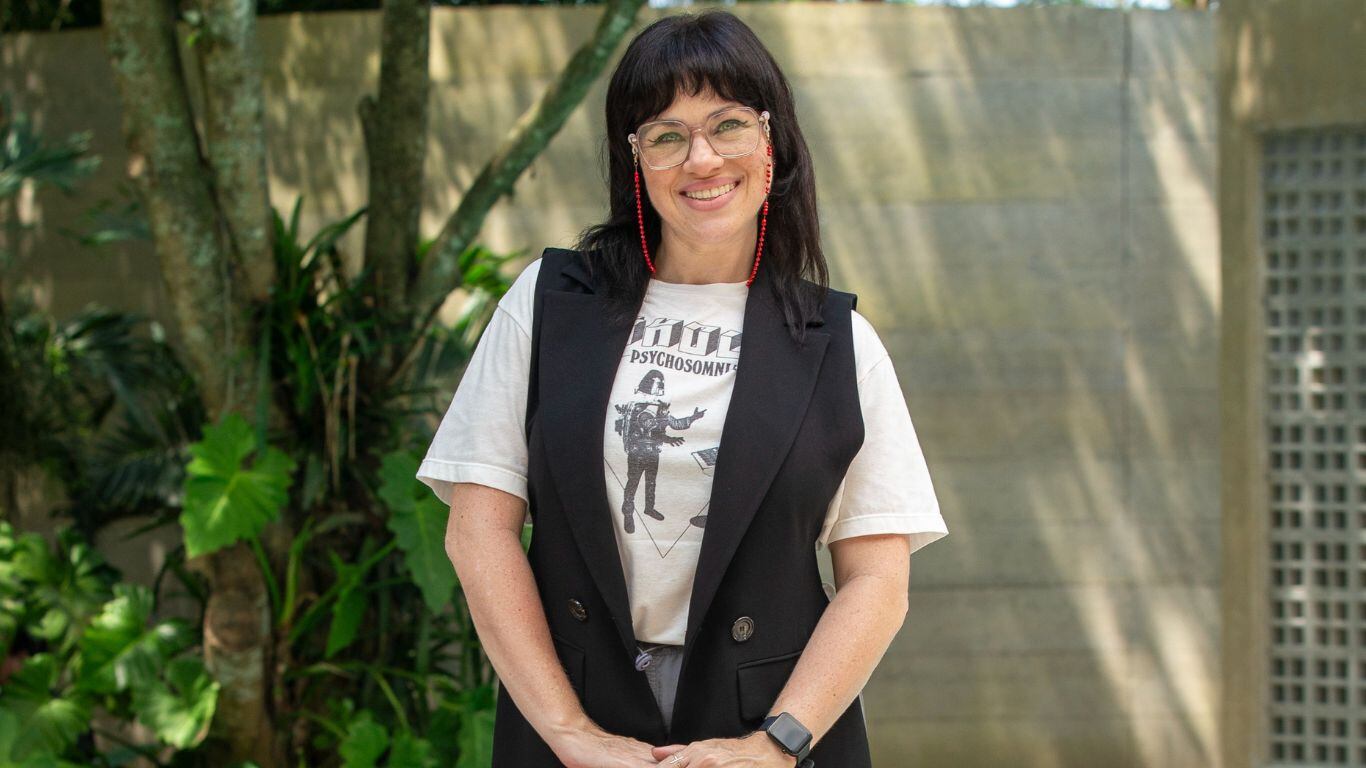 Remake de Elas por Elas: Carol (Karina Teles) comete quatro gafes durante encontro