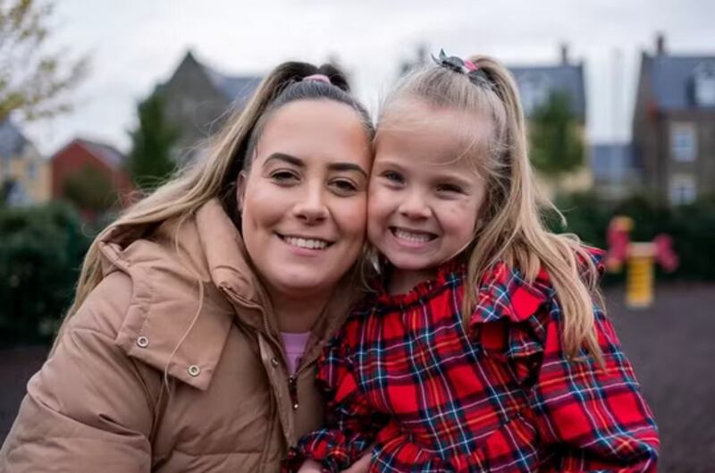 Piper-Kohl Kelly ao lado da mãe