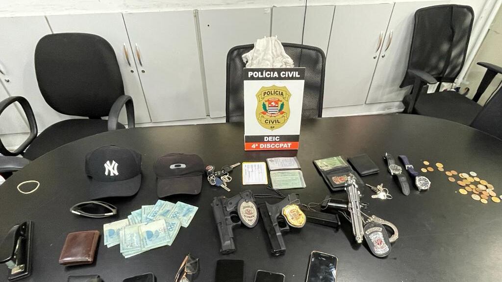 Eles usavam equipamentos e armas falsas