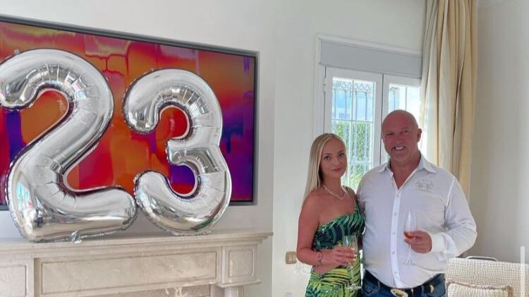 Mulher de 23 fica noiva de milionário de 56