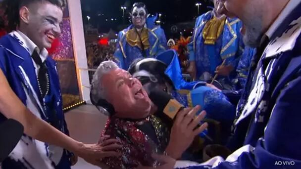 Milton Cunha encena mordida de vampiro e faz público rir na avenida