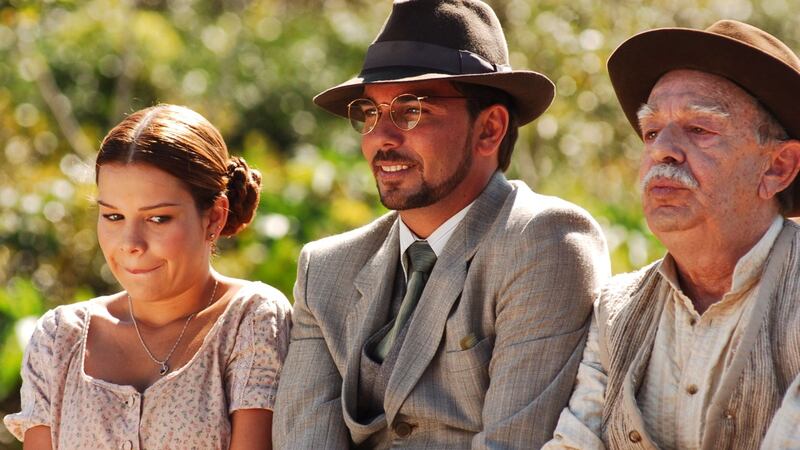 Jorge (Marcelo Faria), Mirna (Fernanda Souza) e Bernardo (Emiliano Queiroz) gravam cena da novela Alma Gêmea