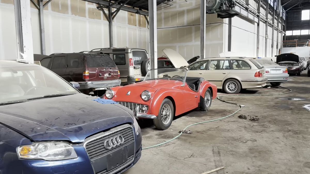 Diversos modelos de carros antigos foram encontrados no local