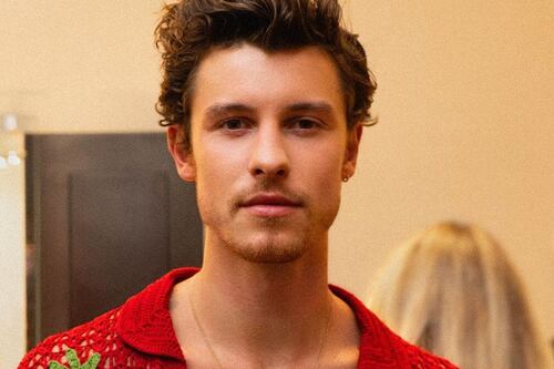 Rock in Rio: Shawn Mendes chega ao Rio e atende fãs no aeroporto