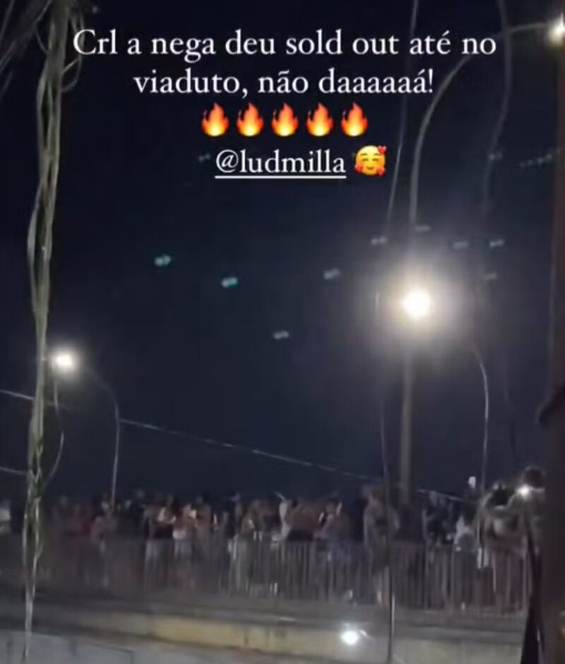 Ludmilla realiza show surpresa em subúrbio e moradores 'invadem' viaduto para assistir