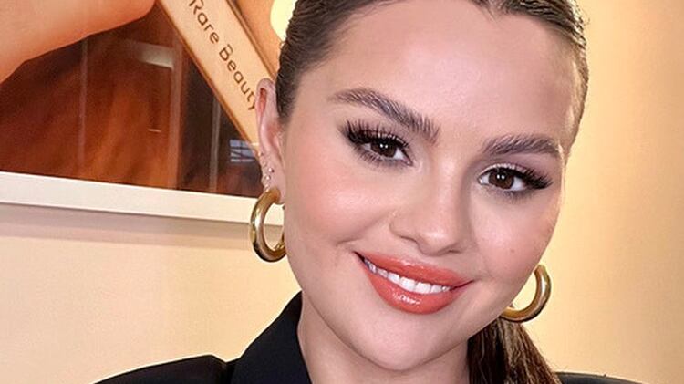 Você pode copiar as unhas rosas e brilhantes de Selena Gomez agora mesmo