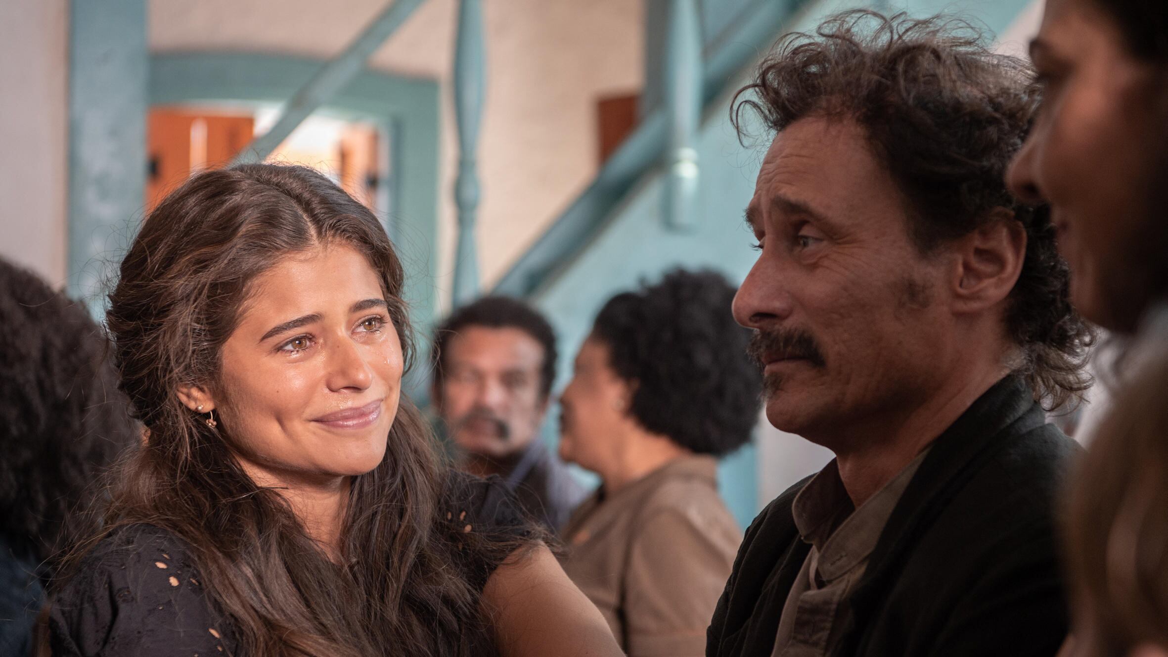 Em Mar do Sertão, Candoca (Isadora Cruz) fala com Timbó (Enrique Diaz) e começa a chorar