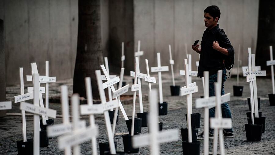 Cruzes marcam ato para relembrar o Massacre do Carandiru