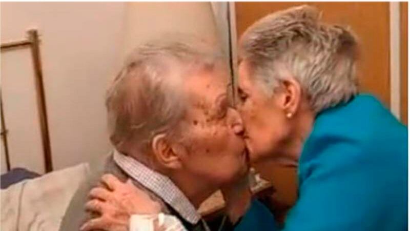 Casal de idosos se reencontra após esposa sair do hospital