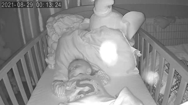 Bebê no berço ao lado de suposto fantasma