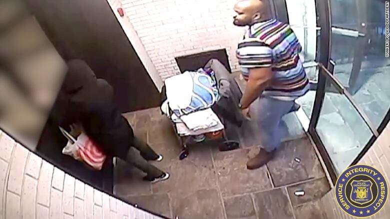 Segundo testemunhas, o homem também teria dirigido ofensas raciais à vítima.