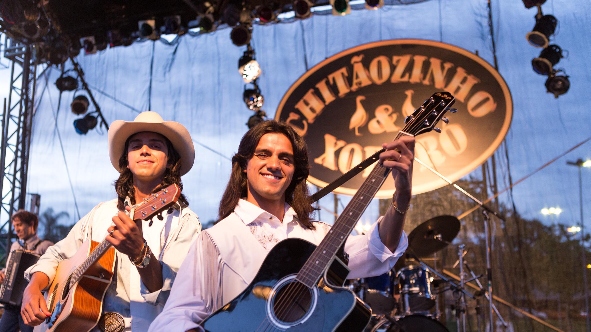 As Aventuras de José & Durval: José (Rodrigo Simas) e Durval (Felipe Simas) estão na série sobre Chitãozinho e Xororó