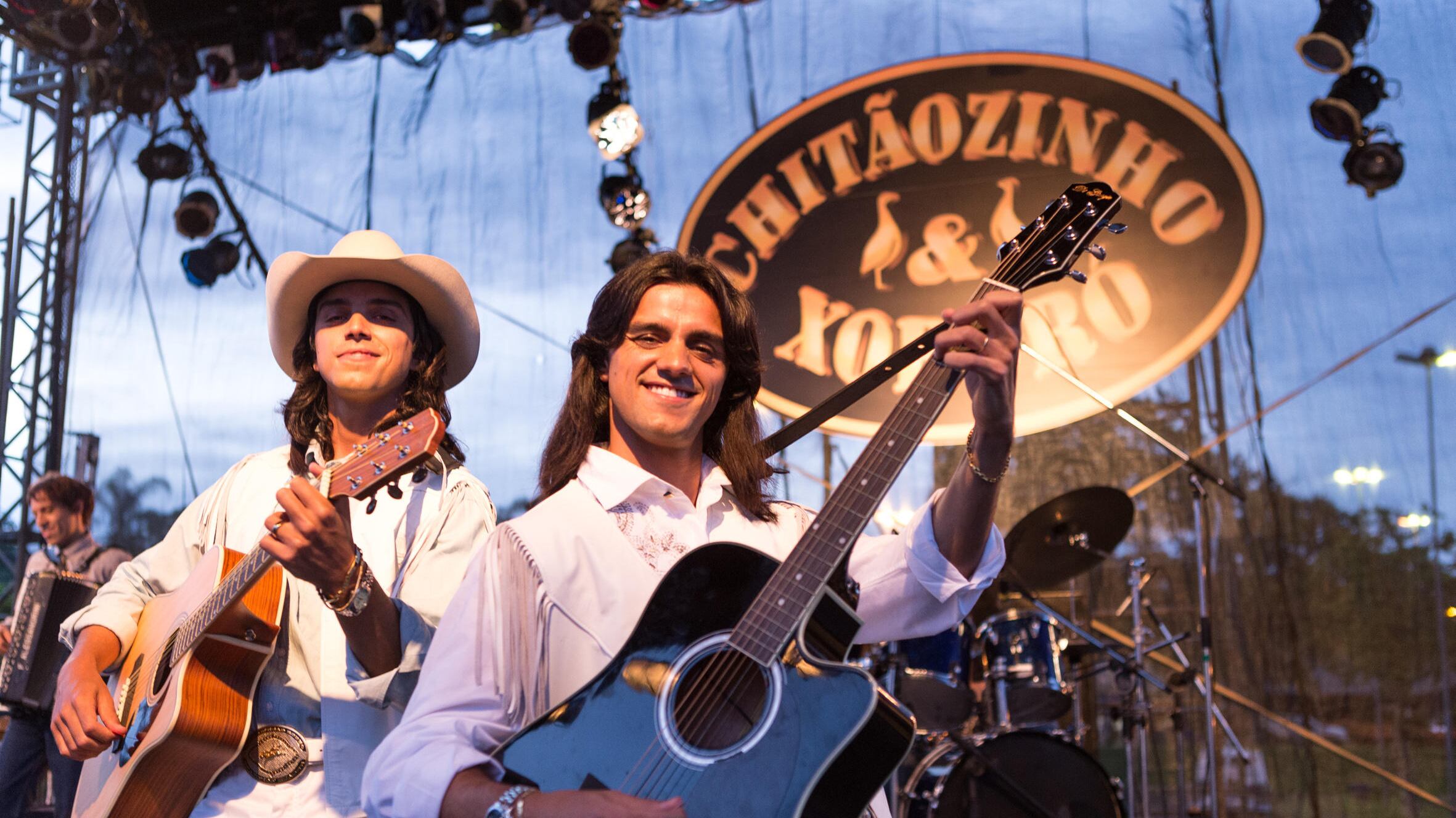 As Aventuras de José & Durval: José (Rodrigo Simas) e Durval (Felipe Simas) estão na série sobre Chitãozinho e Xororó