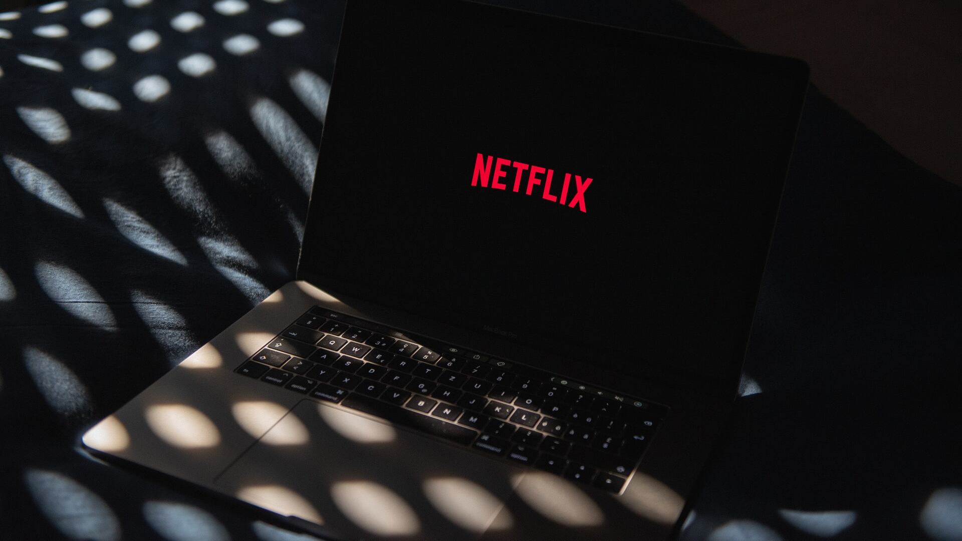 Imagen genérica de una laptop reproduciendo Netflix