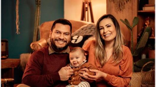 Modelo Andressa Urach, marido e filho