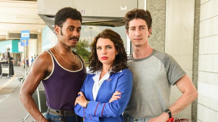 Ícaro Silva, Bruna Linzmeyer e Johnny Massaro assumem o controle da minissérie Máscaras de Oxigênio (Não) Cairão Automaticamente, da Max, que faz um recorte sobre a epidemia de HIV no Brasil