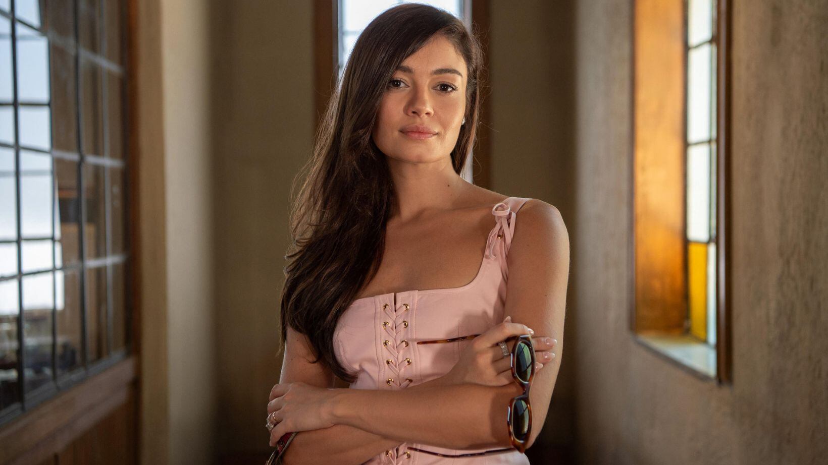 Em Renascer, Eliana (Sophie Charlotte) tenta defender Sandra (Giullia Buscacio) e apanha de Egídio (Vladimir Brichta)