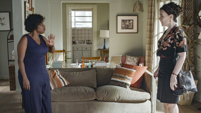 Remake de Elas por Elas: Renée (Maria Clara Spinelli) confronta Márcia (Mary Sheyla) brigam na justiça