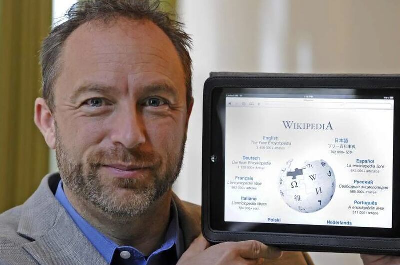 Wales muestra Wikipedia en una tablet.
