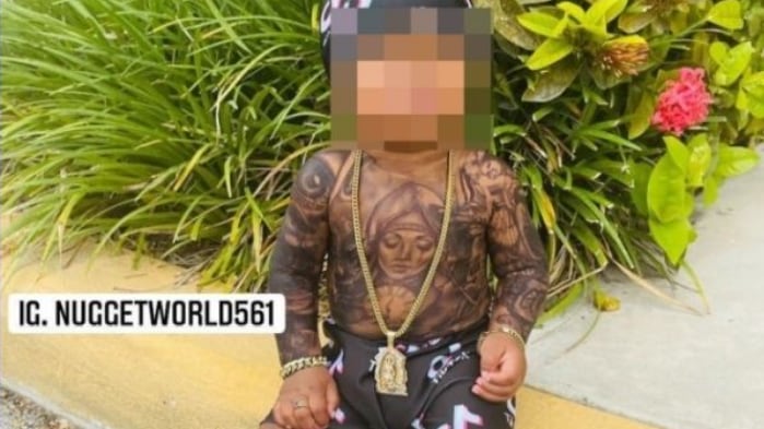 Mãe é duramente criticada nas redes por cobrir bebê de 1 ano com tatuagens