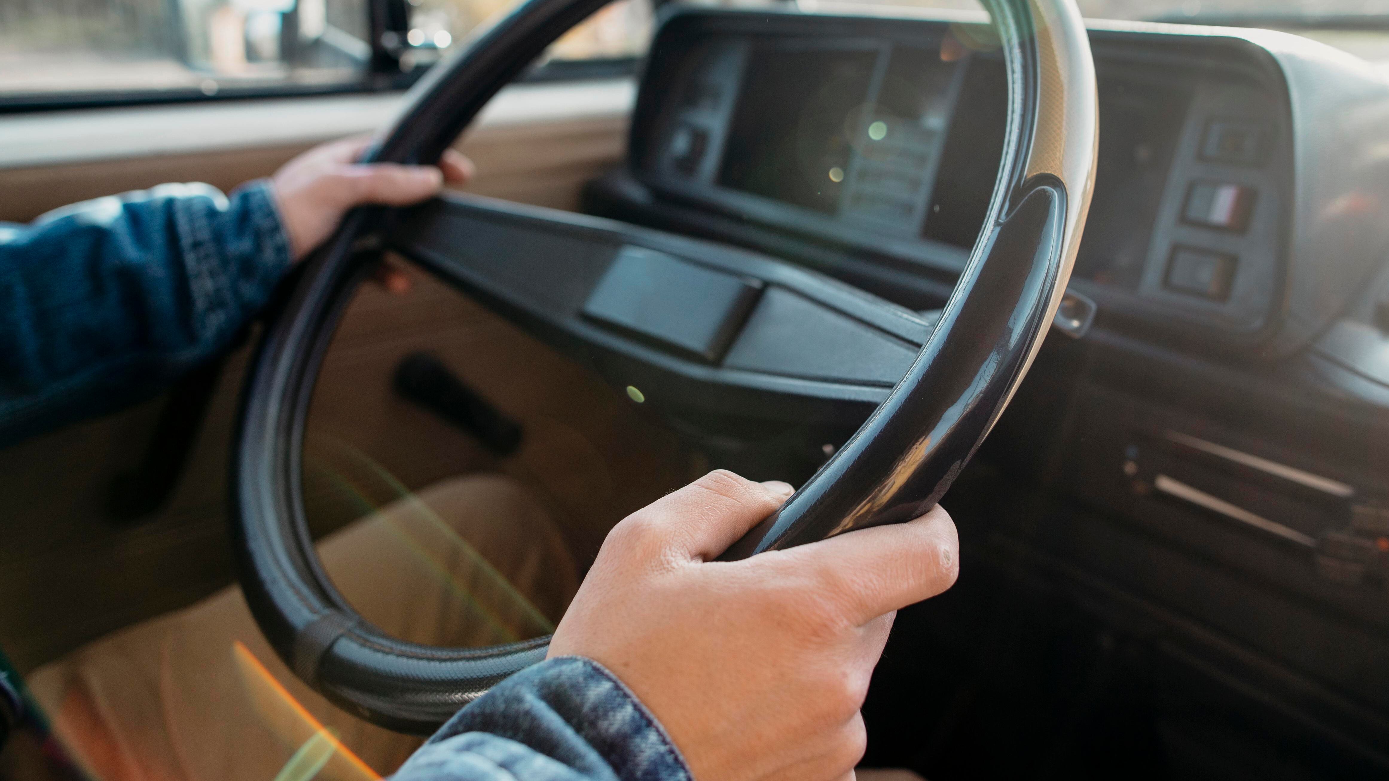 Motorista impede que passageiro jogue ônibus de ponte no ES