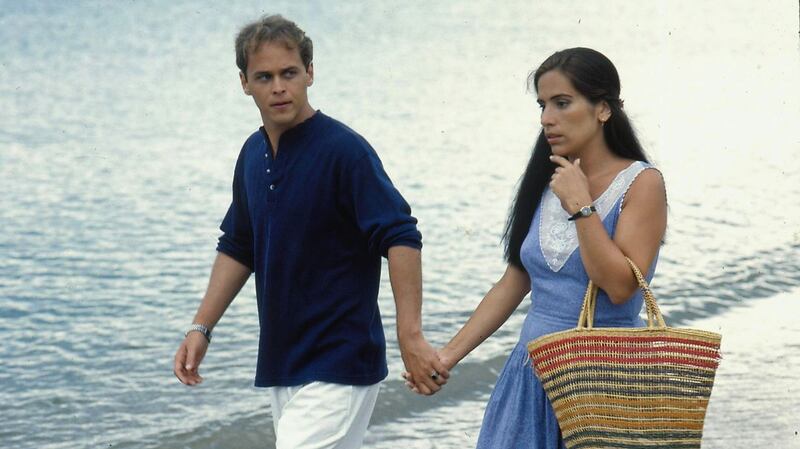 Mulheres de Areia:  Ruth e Marcos passeiam pela praia