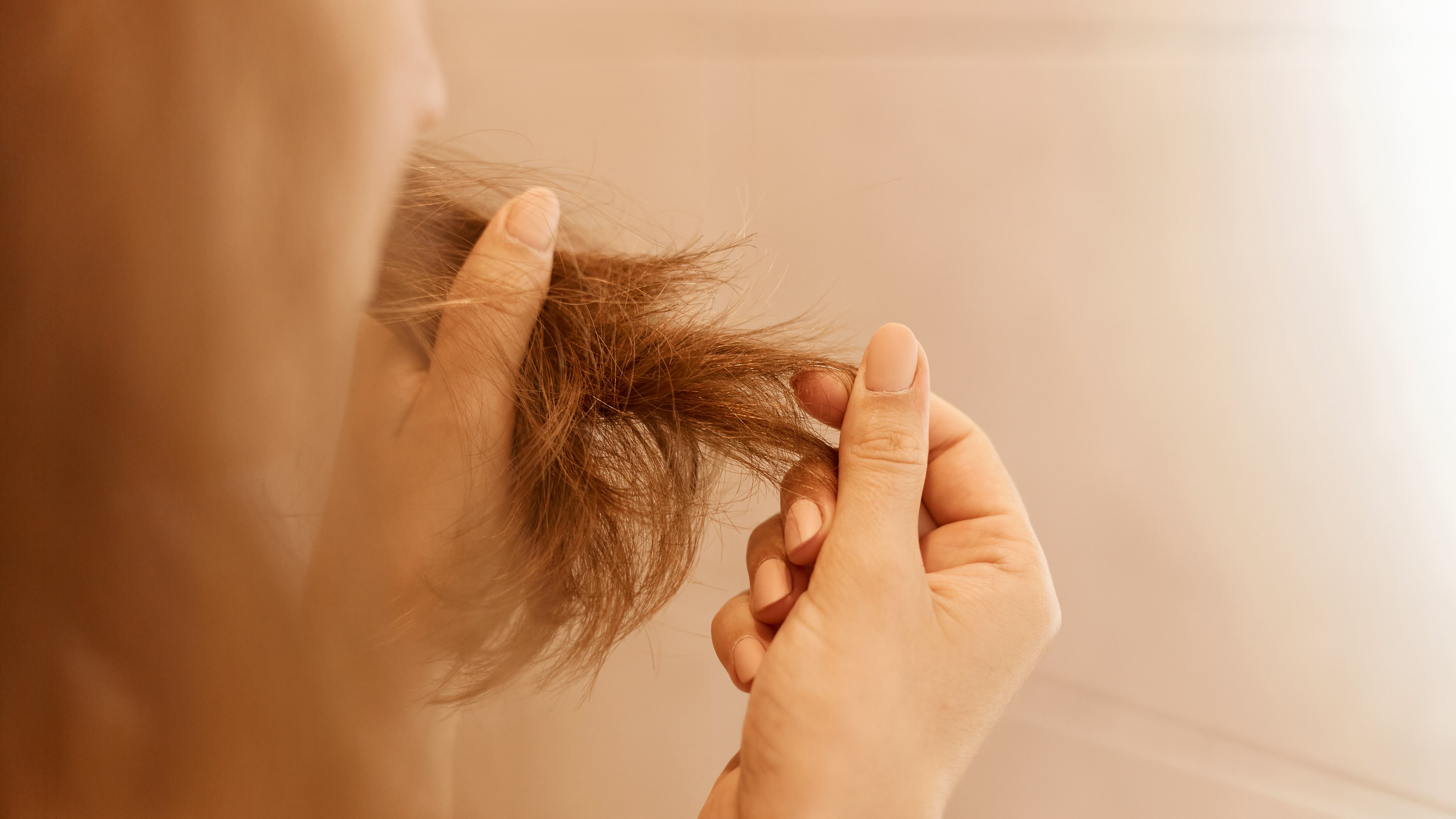 Mulher com cabelo caindo