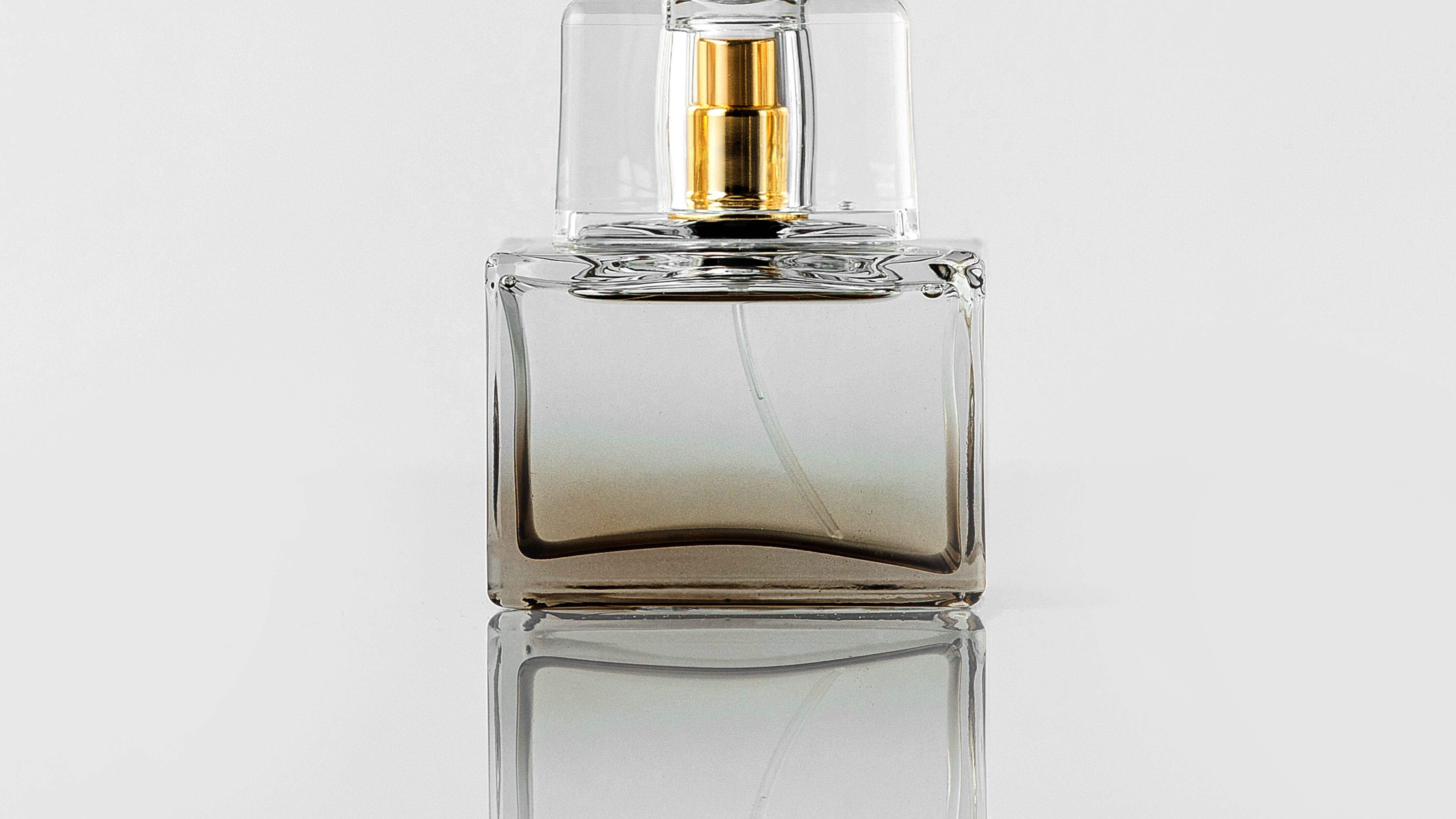 Frasco de perfume transparente