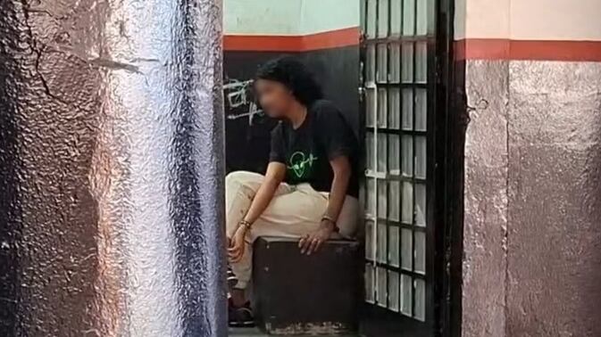 Ela vai responder por maus-tratos e extorsão em liberdade; já o namorado segue preso.