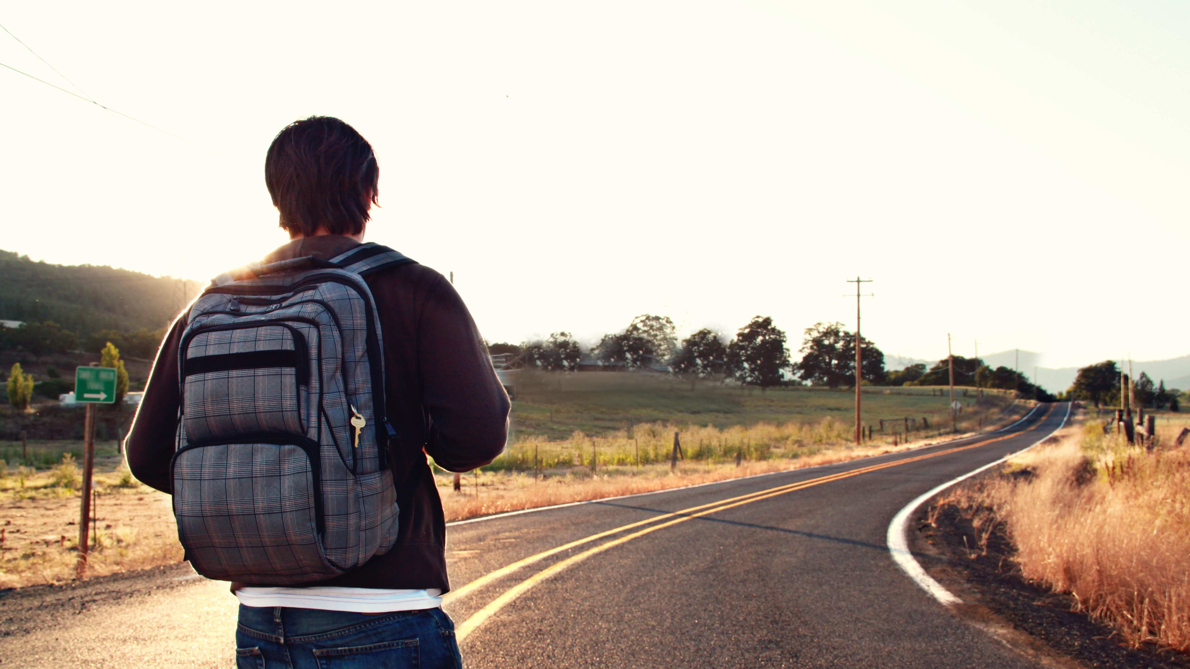 Silhueta masculina andando na estrada