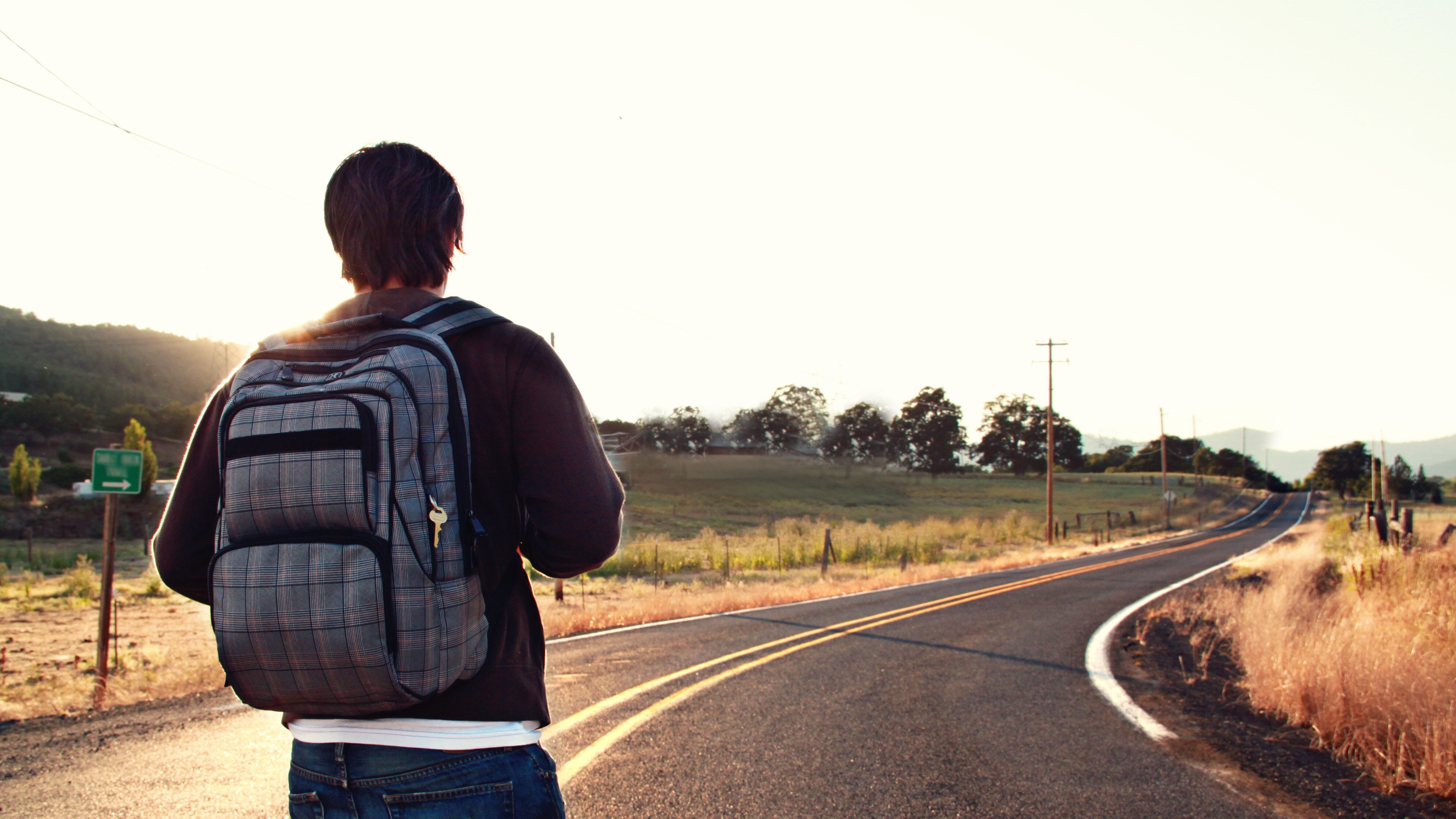 Silhueta masculina andando na estrada