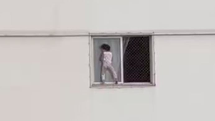 Criança filmada em janela de prédio