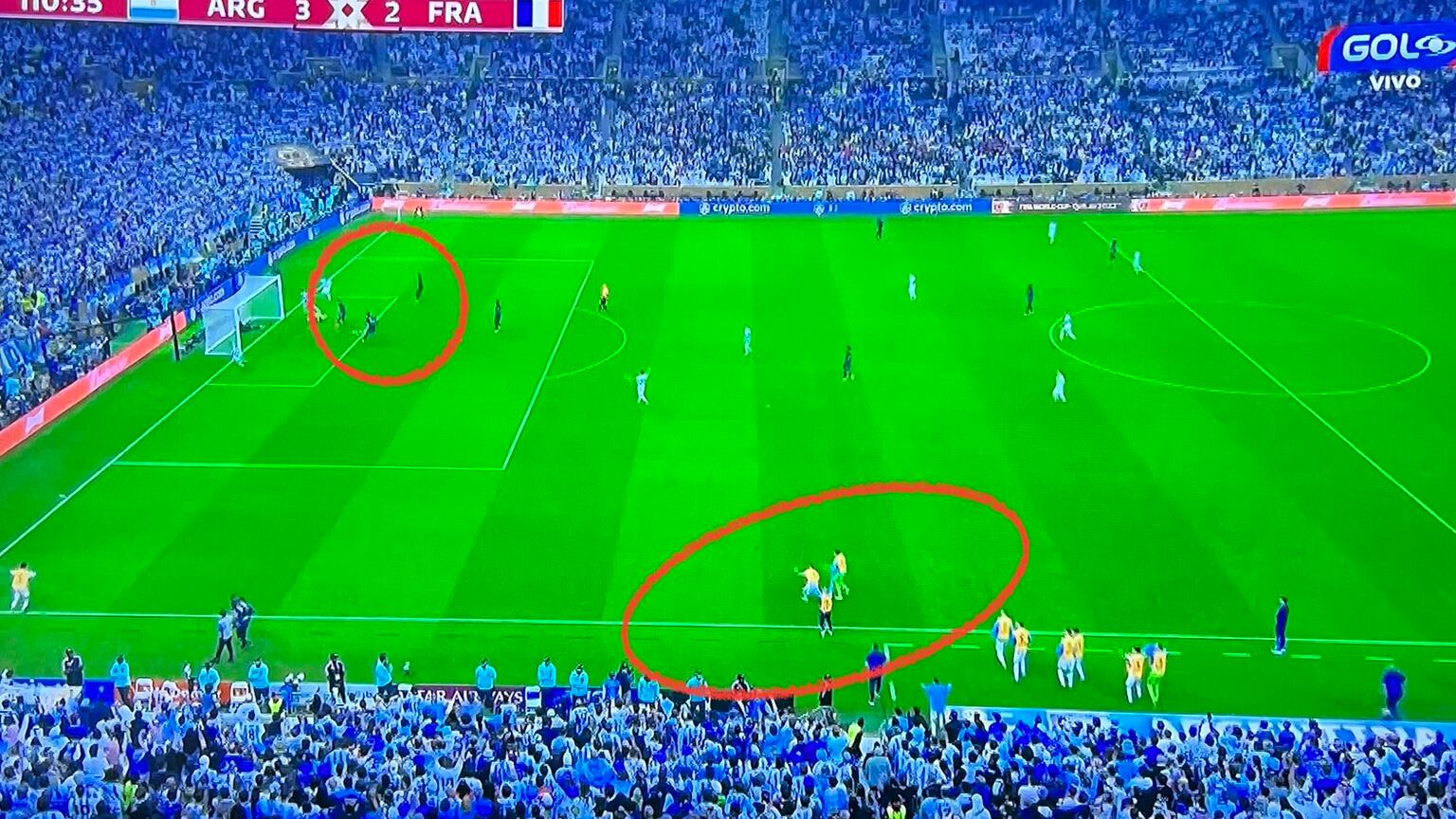 Segundo apontado nas redes sociais e por imprensa francesa, terceiro gol da Argentina deveria ser anulado