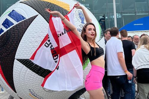 Torcedora posa de topless durante o jogo da Eurocopa 2024