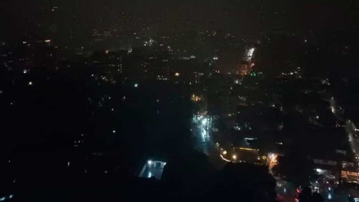 Foto mostra bairro sem luz em SP