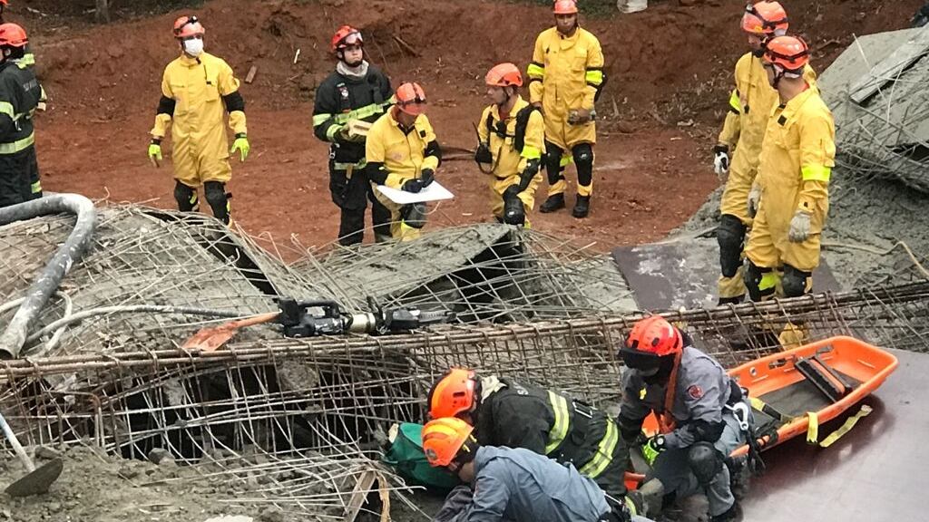 Bombeiros resgatam homem após desabamento em obra em SP