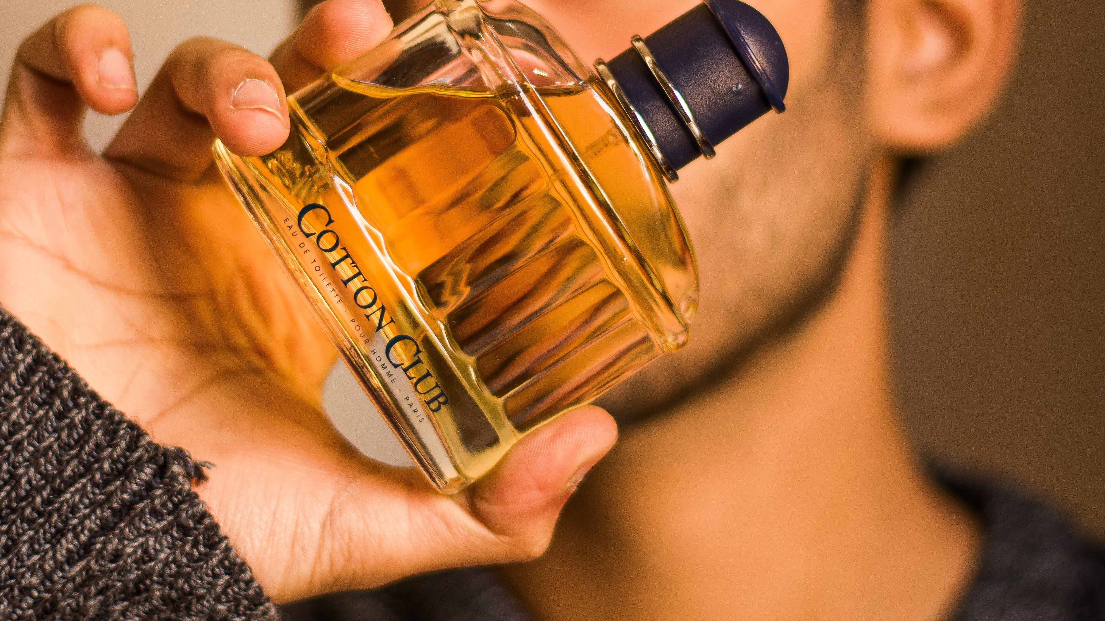 Homem mostrando perfume