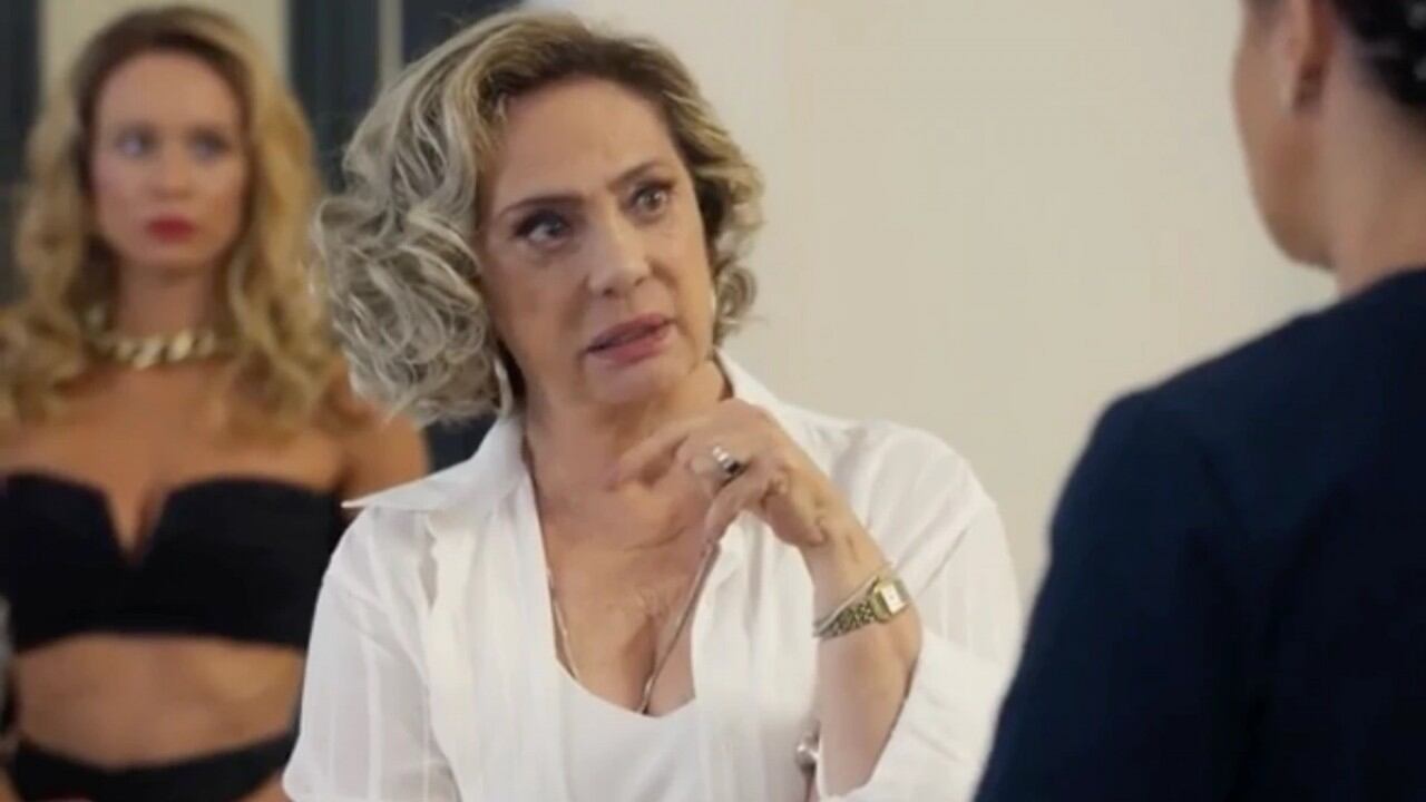 Berta (Eliane Giardini) descobre que Guga (Allan Souza Lima) é o pai de Tomás (Paulo Mendes) e usa arma para matar Ísis (Mariana Ximenes) na reta final de Mania de Você